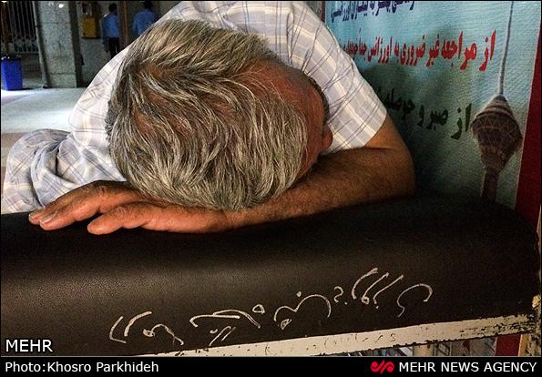 خیابان خوابی همراه بیماران شهرستانی در تهران/گزارش تصویری